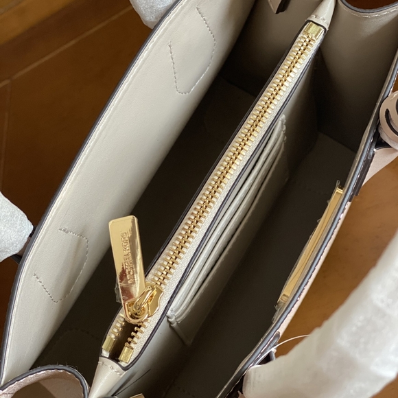 Michael Kors new Mercer cross-body ba - Picture 3 of 9